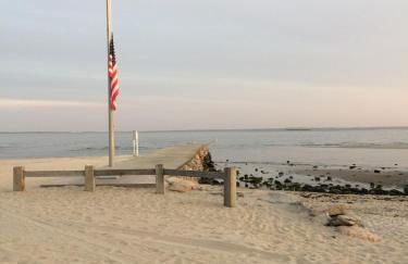 Adorable Beach Cottage - Private Beach Association - Foto 17