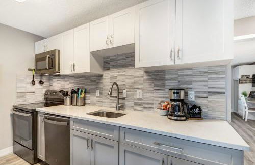 Newly Remodeled Top-floor Condo near Downtown Bend - Photo 10