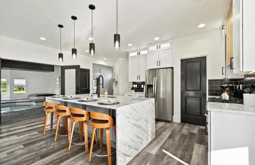 Private Oasis On 2 Acres with Indoor Pool and Theater - Foto 8