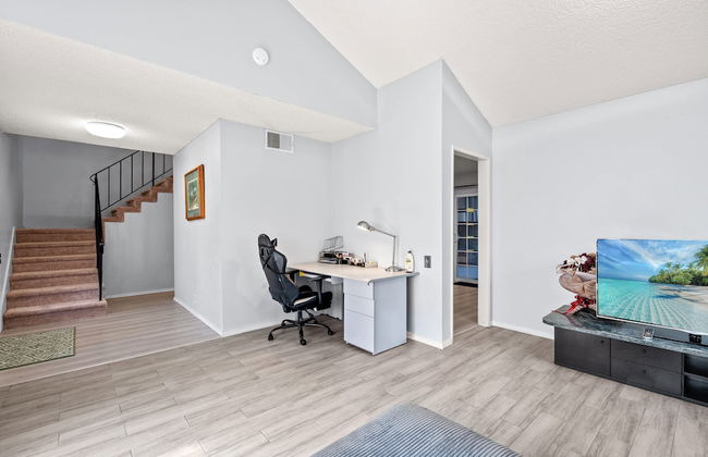 Spacious Family Retreat w Garden Modern Comfort - Photo 29