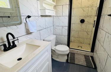 Bright Home for Family and Groups with Patio - Foto 26