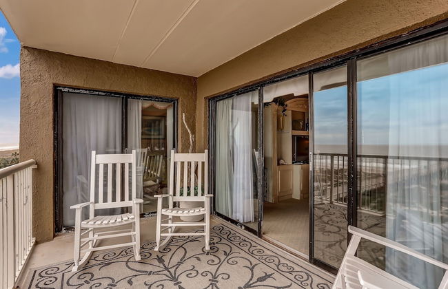 Tastefully Decorated Condo with Scenic Beach Views by RedAwning - Foto 48