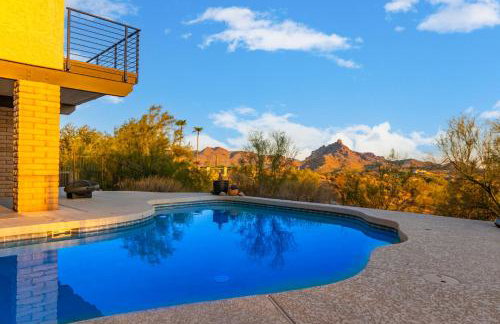 3BR Retreat with Heated Pool, BBQ and Mountain Views - Foto 10