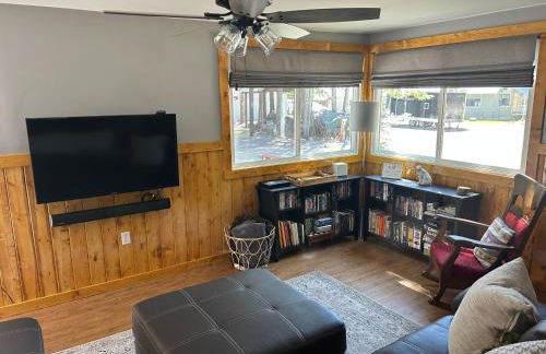 Beautiful Bungalow and Bunk House, Close to Lake - Foto 6