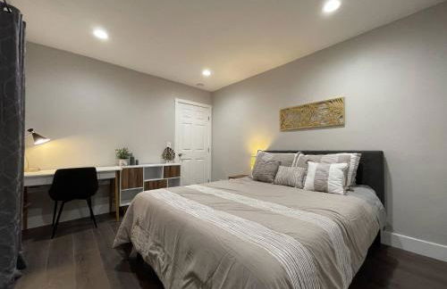 Airy Modern 2BR/2BA - Parking + Laundry + Sleep 6 - Foto 15