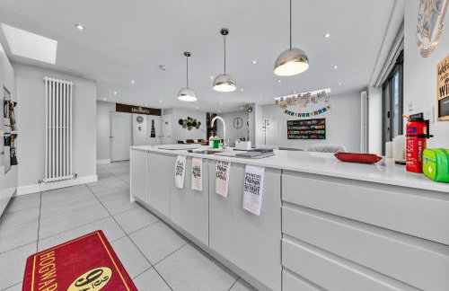 The Lumos House - 4 Bed Home w Parking near Harry Potter Studios - Foto 15