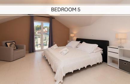 VILLA PHILIPPA - luxurious five-room villa - idyllic location - first row to the sea - spectacular view of the sea bay - unforgettable sunsets - 15 minutes from Supetar ferry port - free parking - private heated pool - Foto 22