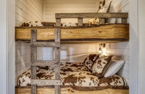 Lazy River Cabin, River Front, Hot Tub, WIFI, 560 in FREE Attraction tickets each paid day! - Foto 15