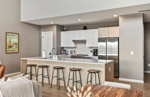 Penthouse Luxury with Pool Patio and City View plus Walk to Broadway - Foto 40