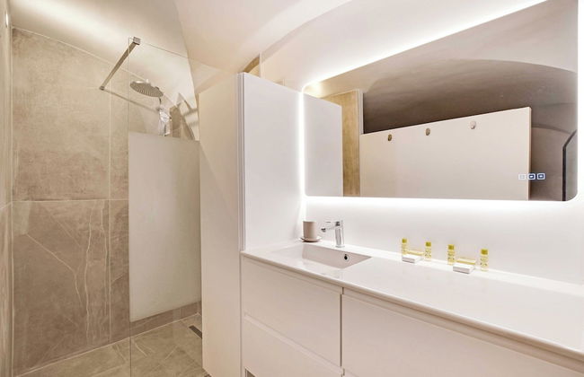 Authentic Apartment - 2br/4p - Monnaie - Photo 9