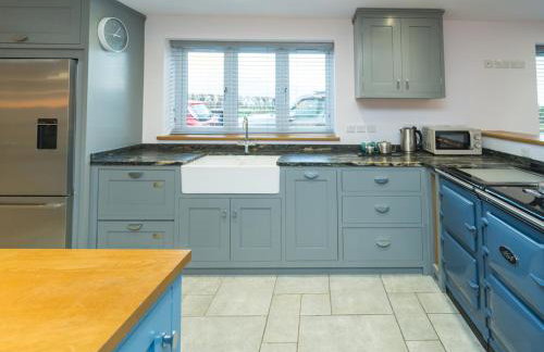 Modern 4-Bed Home Spacious & Comfortable - Pass the Keys - Foto 7