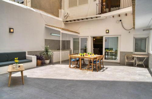 Stunning Home, AC, Beach, Backyard, 4 BR - Photo 19