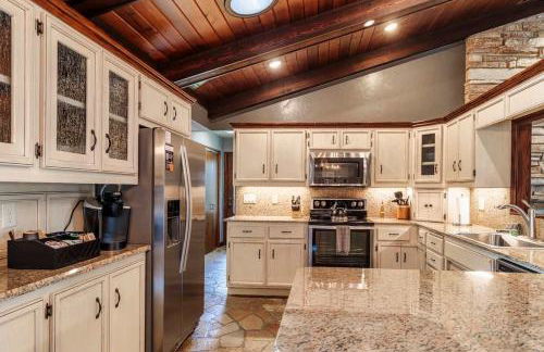 Waterfront Home with Dock Sleeps 8 - Foto 13