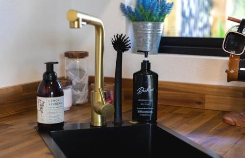 "Glamtainer" One of a kind Romantic Luxe Retreat, 8 Minutes to Emerald Beach, Outdoor Haven - Foto 27