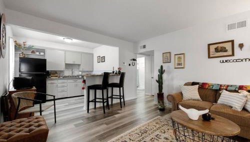 Pony Express 1BR | Pets OK + Laundry | Blue Door - Foto 2