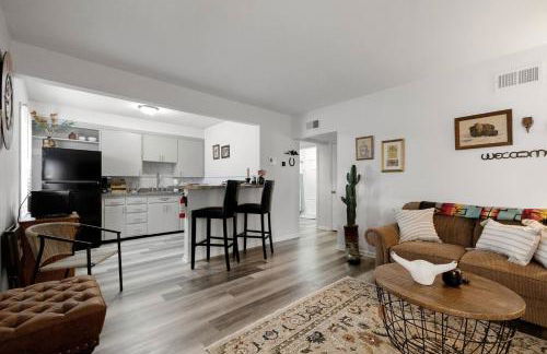 Pony Express 1BR | Pets OK + Laundry | Blue Door - Foto 2