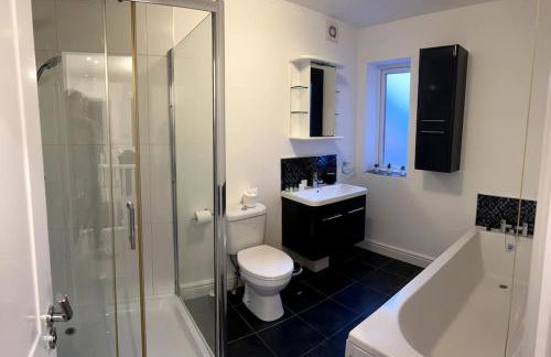 Large 5 Bedroom House Sleeps 10 Ideal for Contractors - Foto 7