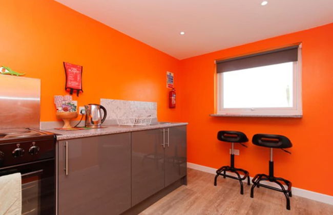 Orange Yurt With Hot Tub- Sleeps 3, Parking & Wifi - Photo 7