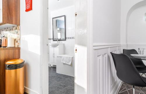 Charming 3 Bed House - Garden - Parking - Wi-Fi Netflix 83BMH - Foto 18