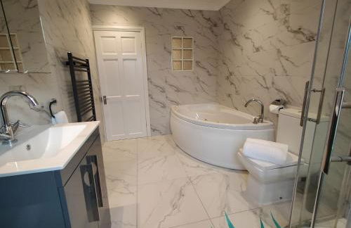 Sirius House - sleeps 7, driveway, garden - Photo 23