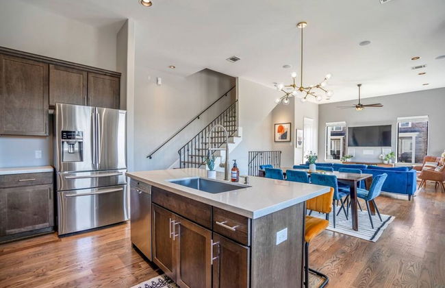 Luxury Downtown Home w Rooftop Deck in the Skyline - Foto 31