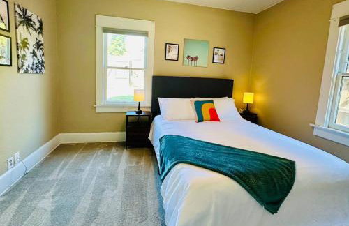 3-Bedroom, Prime Location, Private Backyard! - Foto 25