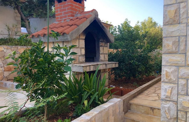 Apartment in Šolta with swimming pool and garden - Photo 1