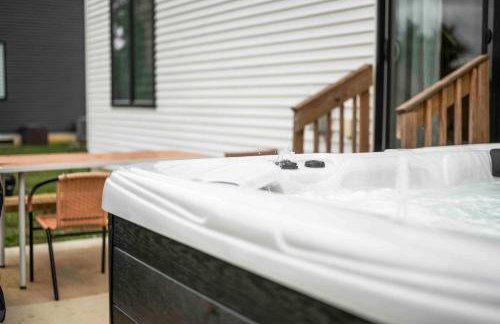 3-story home for 12 Near Ark with Hot Tub & Parking! - Foto 20