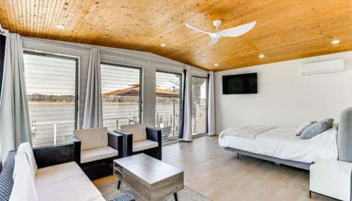 Waterfront Colonial Beach Studio with Boat Dock! - Foto 3