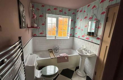 Two bedroomed Cosy cottage close to Wakefield and motorway networks Ideal for long stays and contractors - Foto 24