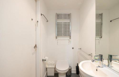 GuestReady - Modern home near Craigmillar area - Foto 12