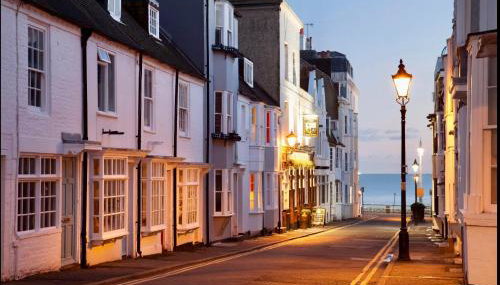 Charming 2-Bed Seaside Cottage - Moments from Brighton Beach & Pier - Foto 2