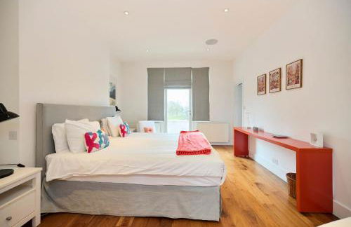 The Clapham Crib - Spacious 4BDR House with Patio - Photo 56