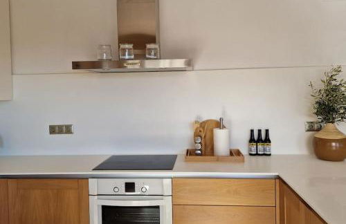 casa y piscina en un parque natural - Photo 12