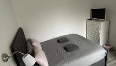 Bright bedroom with king side bed and share bathroom - Foto 2