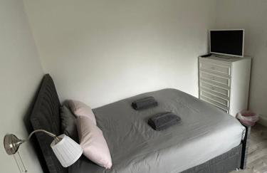 Bright bedroom with king side bed and share bathroom - Foto 2