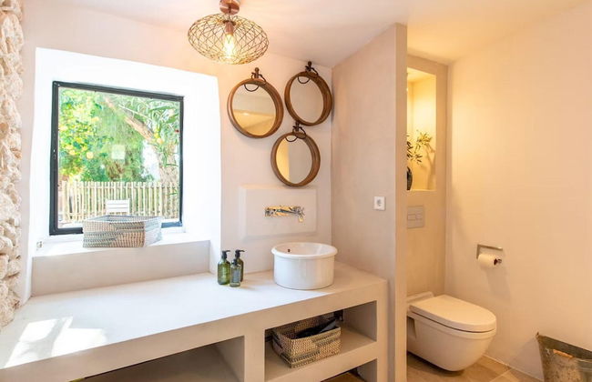 Traditional Villa With Garden - Photo 14