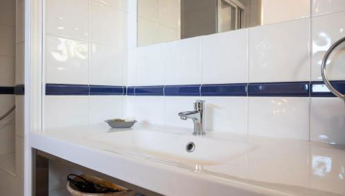 Apartamento en primera línea de playa con piscina - Foto 3