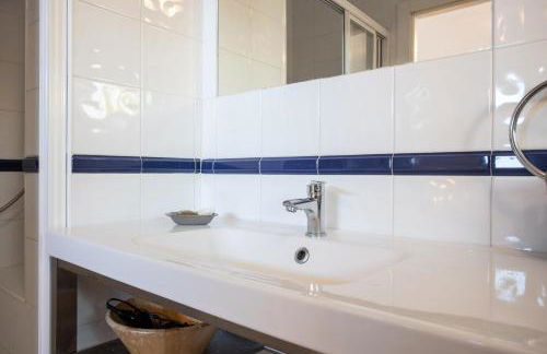 Apartamento en primera línea de playa con piscina - Photo 3