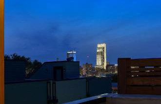 Modern Townhome Near Downtown walk to CWS! - Foto 15