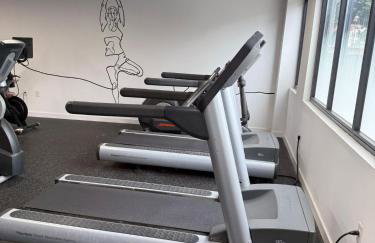 Modern & Spacious 2BR Apartment with Gym & Parking - Photo 28