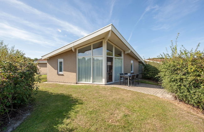 Bungalow by North Sea Beach With Private Garden - Foto 27
