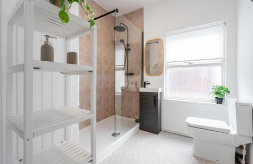 Liverpool Luxe Retreat 3 Bedroom House Next to Everton Stadium - Photo 12