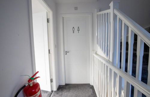 Luxury Deluxe - 4 bedrooms Villa - 6 beds - 10 Guests - Private Parking - Contractors Welcome - Trafford Stretford - Foto 17