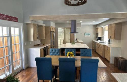 Elegant Beach Living, Just Blocks to the Sand - Foto 15