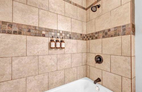 Lofts on E 4th, WALK TO CAVS, Sleeps 6 - Foto 9