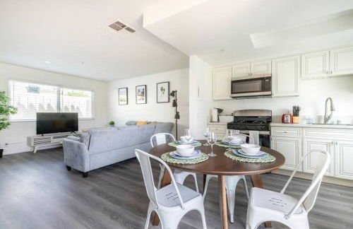 Modern 2BR Condo with King Bed & Balcony near LA - Foto 42