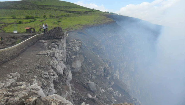 Excursión al volcán Masaya - Foto 3, Gases de las fumarolas del volcán