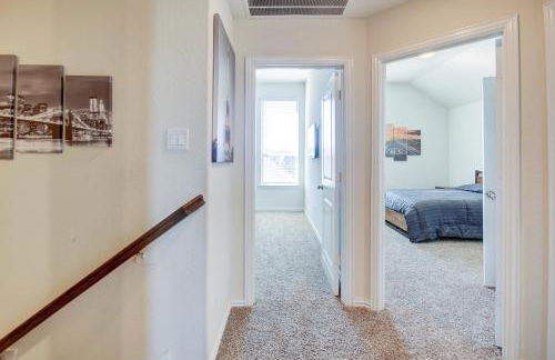 Meticulously-maintained 3-BR Townhouse w/ Backyard ~ Double-Story! - Foto 48