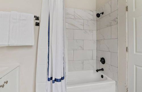 3BR City Chic Modern Apt - Central Location - Foto 15